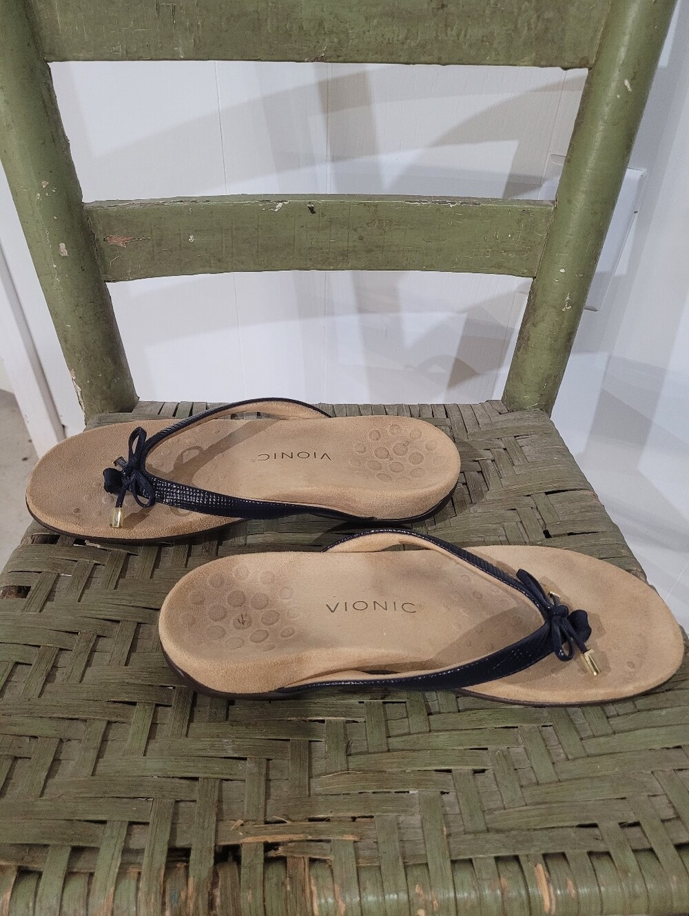 Vionic Bella II Navy Embossed Bow Thong Sandals with Gold Accents Size 8 - Picture 4 of 7